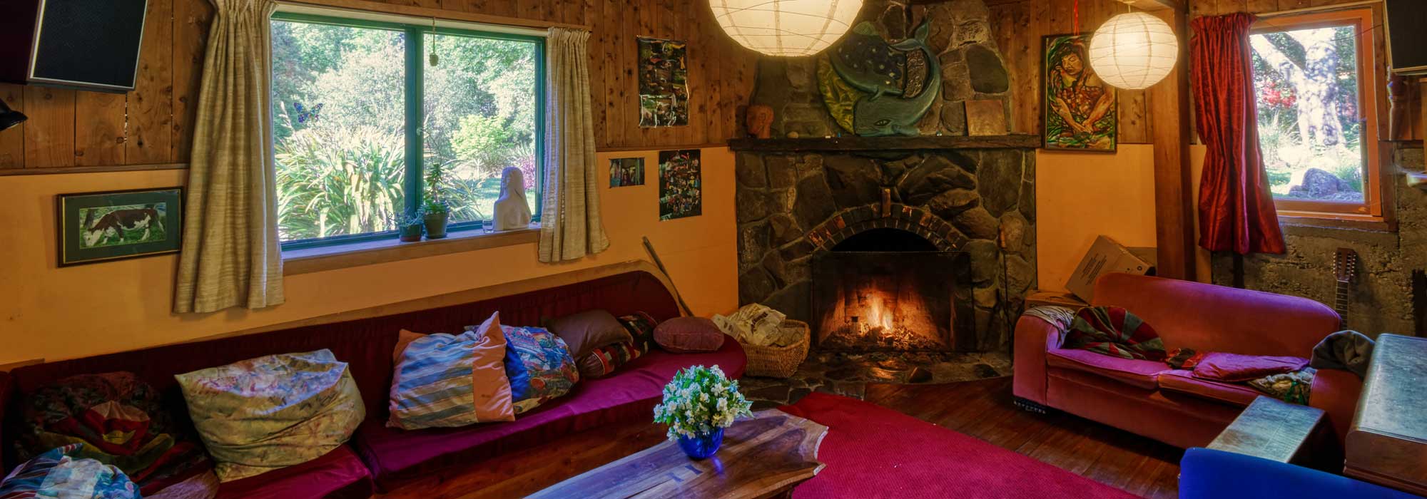 Rainbow Community Backpackers, Golden Bay, enjoy the open fire while sitting in the lounge
