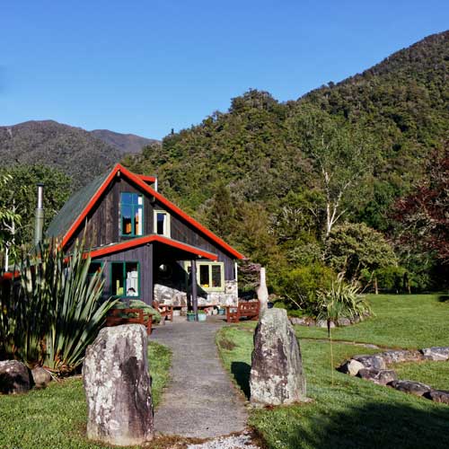 Backpacker accommodation near Takaka in Golden Bay, New Zealand